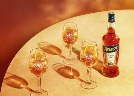 Aperol sprits colore l'aperitif campagin by mathilde karrèr